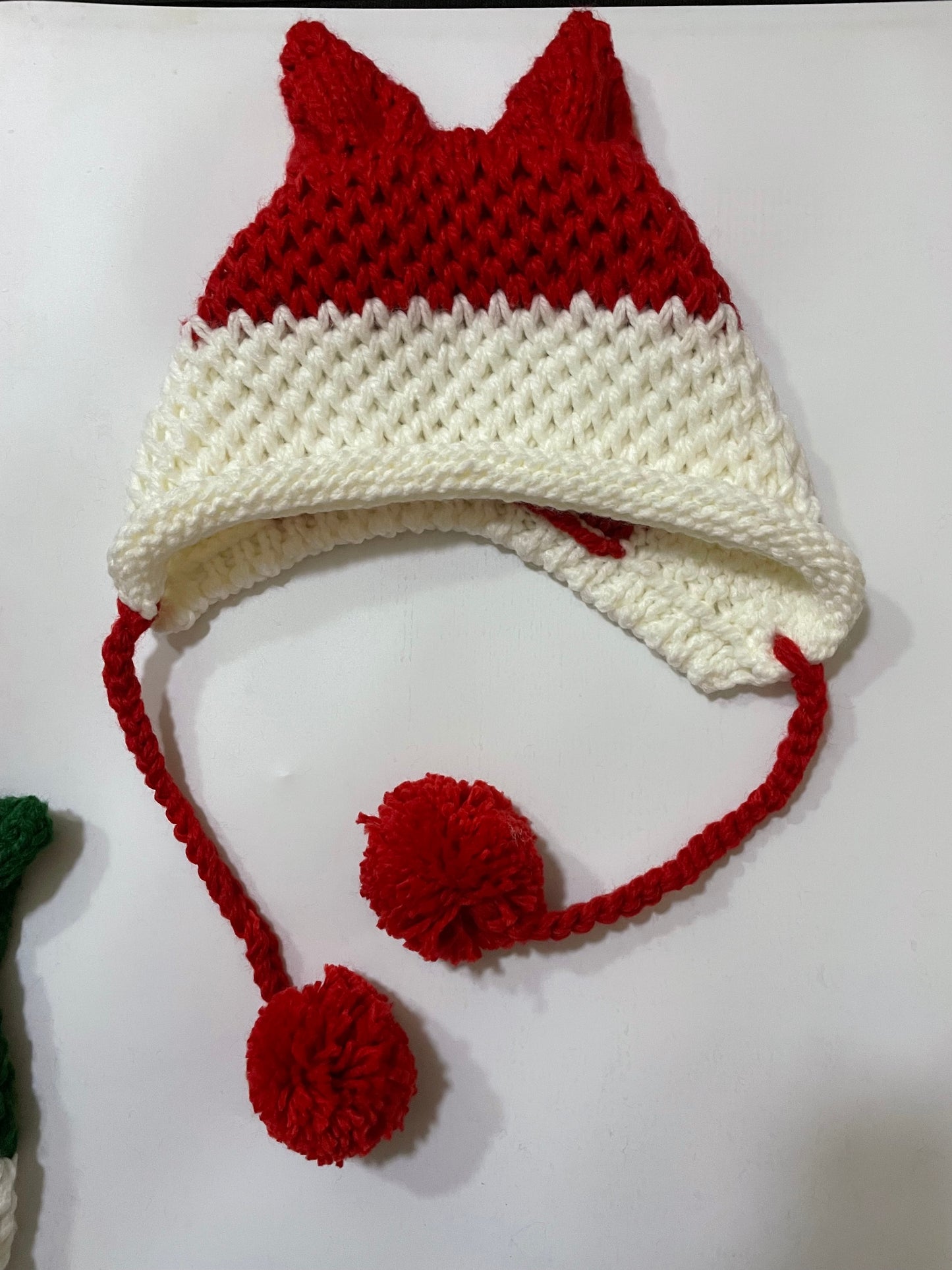 Warm Winter Warm Beanies made of 100% acrylic fiber in various colors.