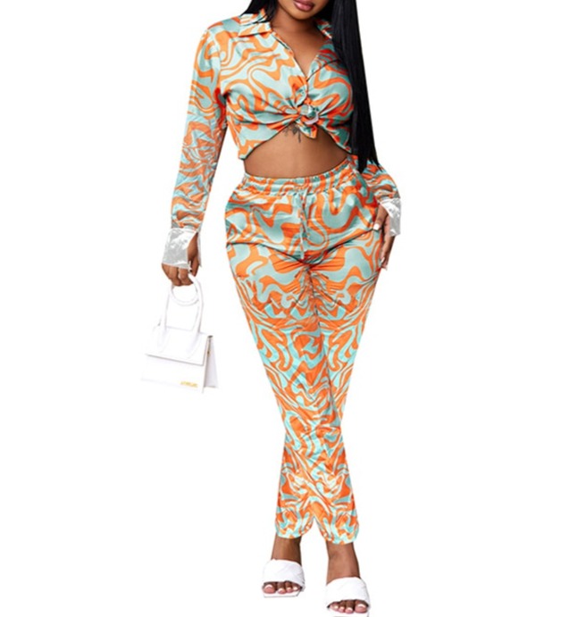 Elegant and chic tracksuit made of spandex and polyester, comfortable and warm, perfect for a night out with friends or a casual date, featuring an eye-catching turn-down collar.