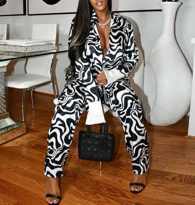 Elegant and chic tracksuit made of spandex and polyester, comfortable and warm, perfect for a night out with friends or a casual date, featuring an eye-catching turn-down collar.