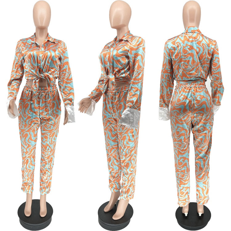 Elegant and chic tracksuit made of spandex and polyester, comfortable and warm, perfect for a night out with friends or a casual date, featuring an eye-catching turn-down collar.
