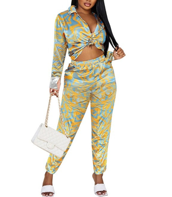 Elegant and chic tracksuit made of spandex and polyester, comfortable and warm, perfect for a night out with friends or a casual date, featuring an eye-catching turn-down collar.