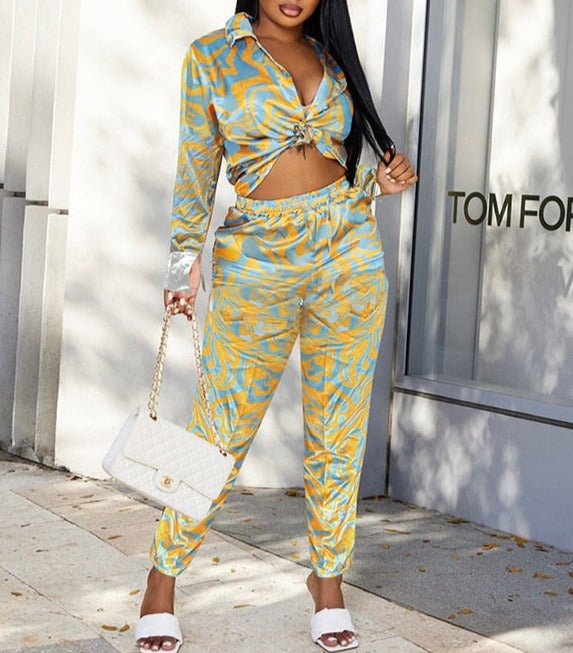 Elegant and chic tracksuit made of spandex and polyester, comfortable and warm, perfect for a night out with friends or a casual date, featuring an eye-catching turn-down collar.