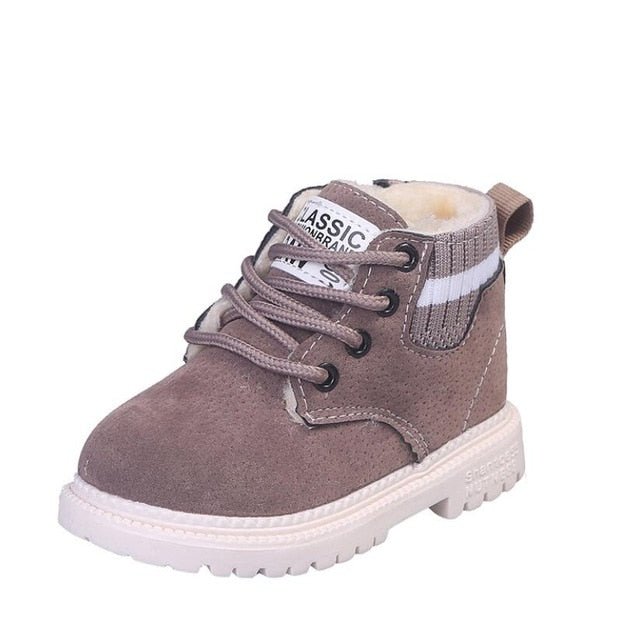 Stylish leather shoes suitable for school and various activities. These shoes have a thick lining for warmth and are made of high-quality materials. Available in different sizes to fit your boys.